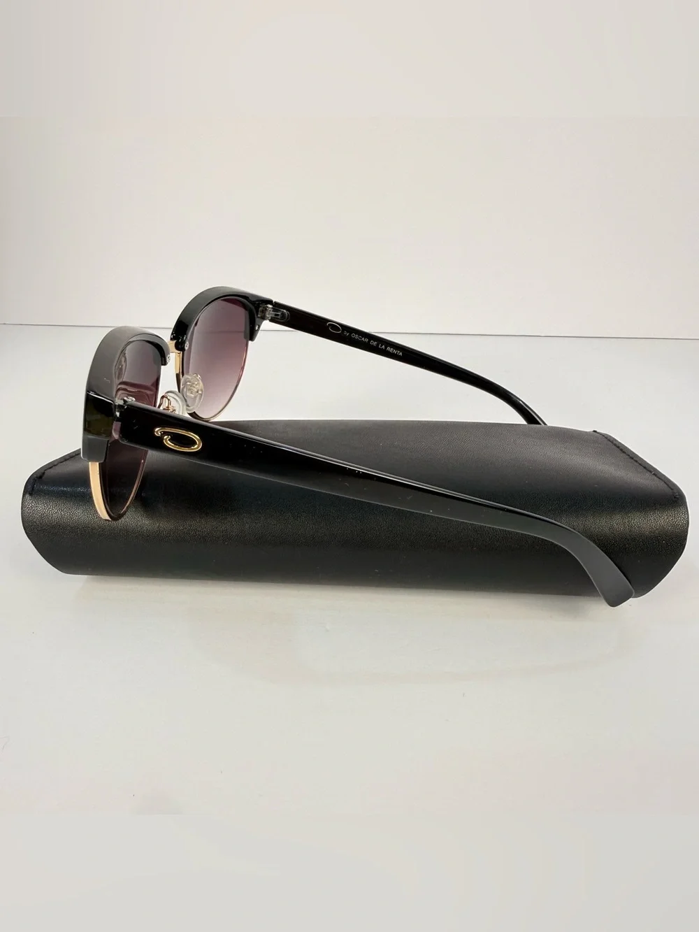 Oscar de la Renta frames are